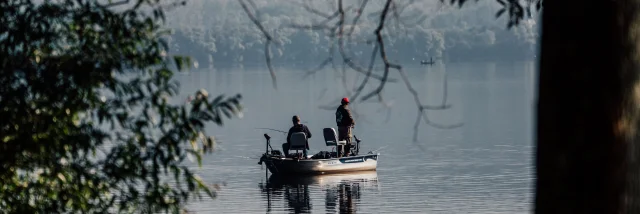 Pêche en barque sur le lac des Deux Amants