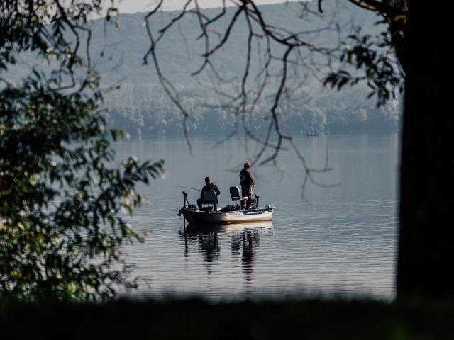 Pêche en barque sur le lac des Deux Amants