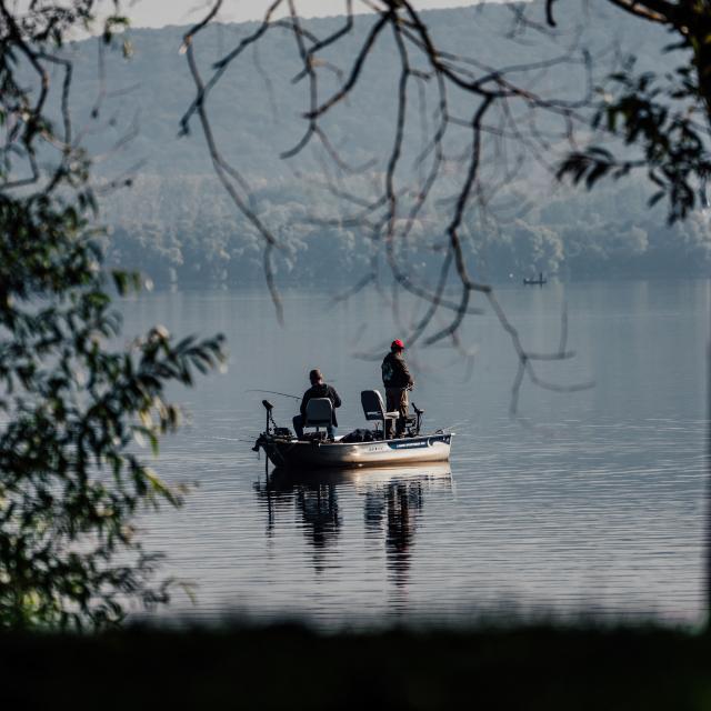 Pêche en barque sur le lac des Deux Amants