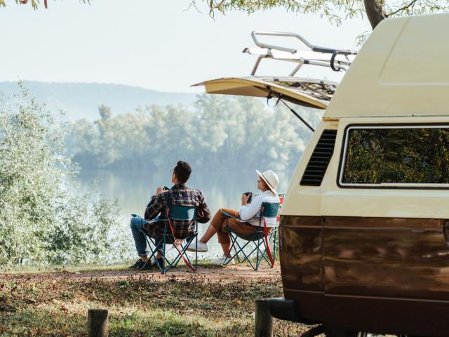 Spot de van, vanlife et fourgon aménagé au bord d'un lac en Normandie dans l'Eure