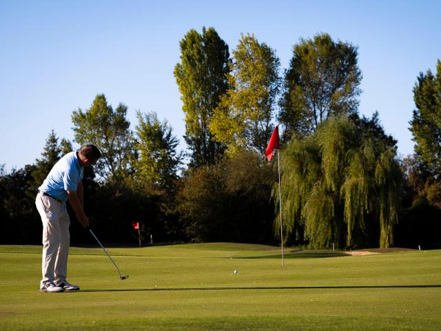 Golf Léry Poses