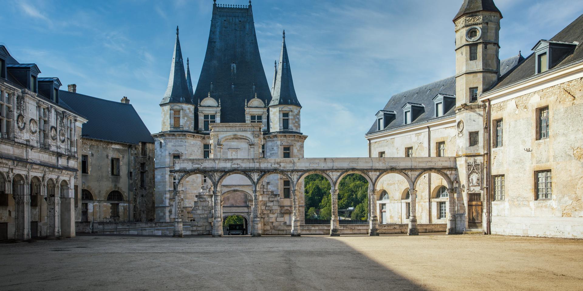 Dans la cour du château de Gaillon