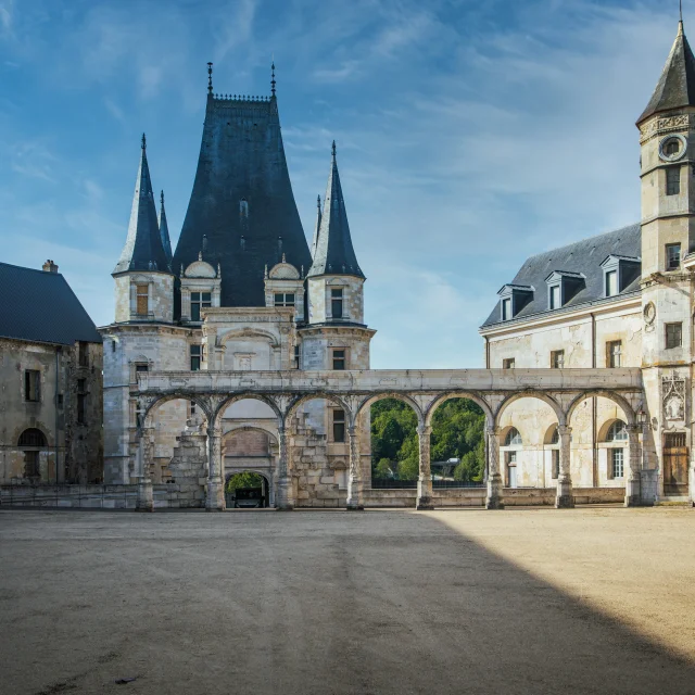 Dans la cour du château de Gaillon