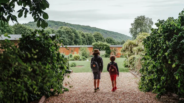 Enfants dans les jardins d'Acquigny