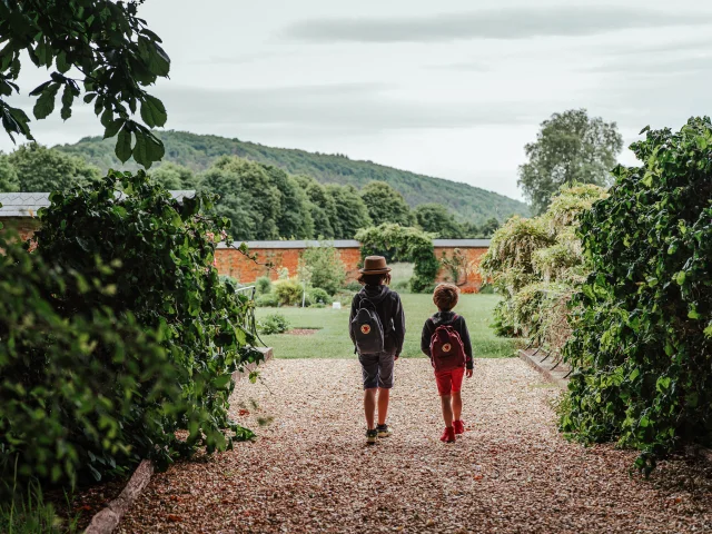 Enfants dans les jardins d'Acquigny