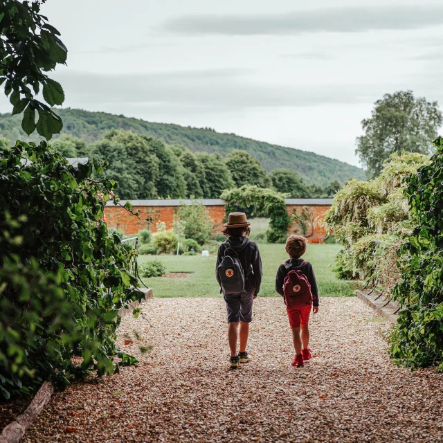 Enfants dans les jardins d'Acquigny