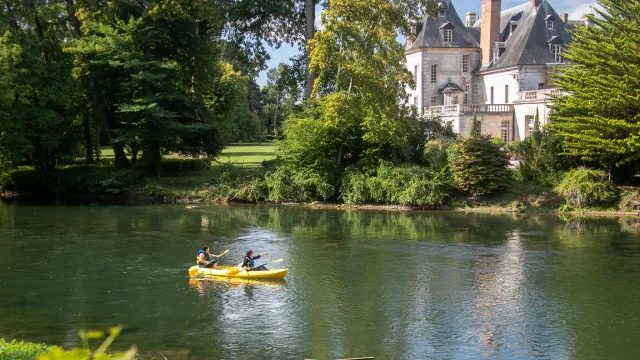 Canoë sur l'Eure près des jardins du château d'Acquigny