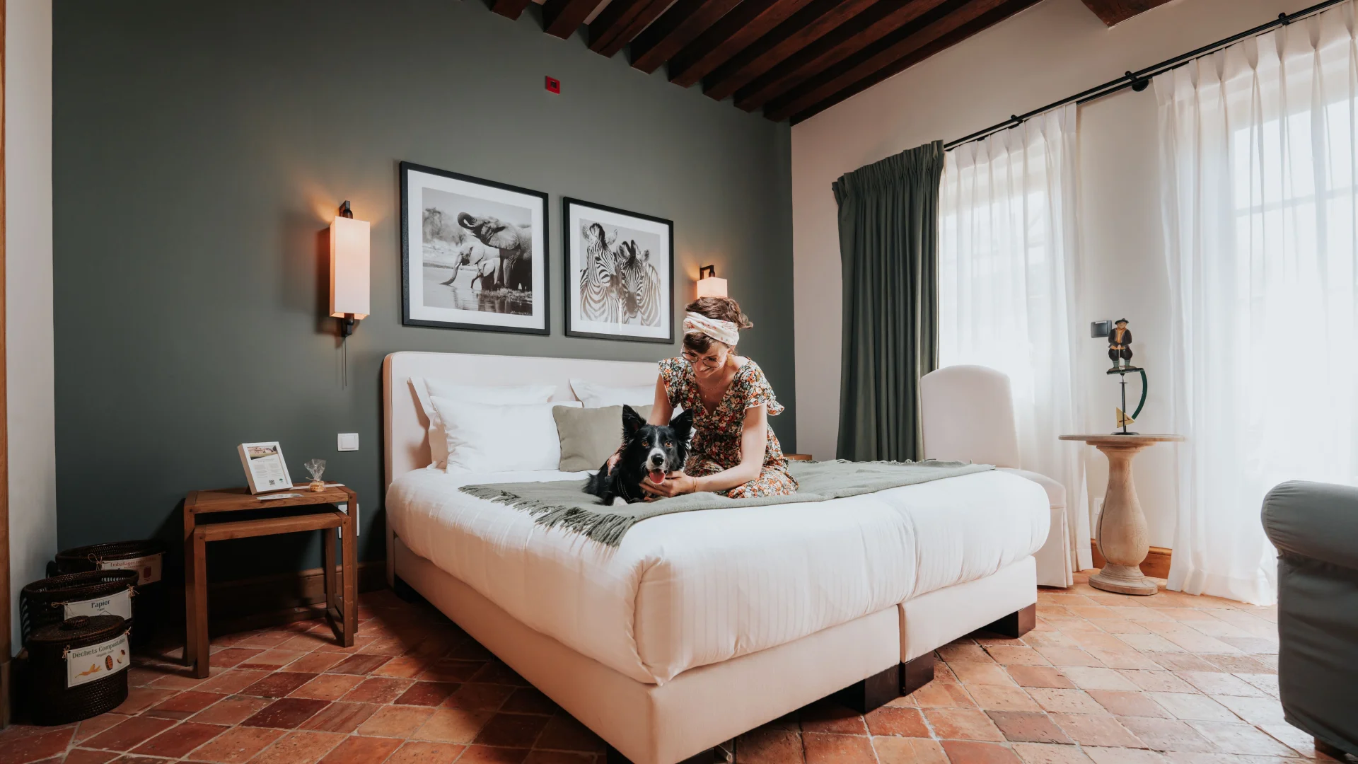 Moment de détente avec son chien au Manoir de Surville