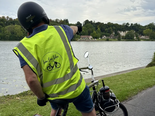guide en Solex montrant un paysage au bord de la Seine