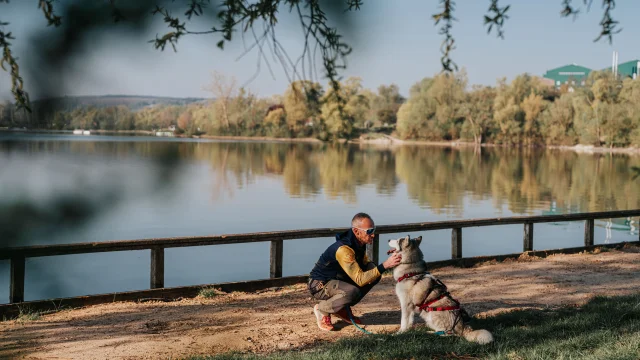 Lac des Deux Amants avec son chien