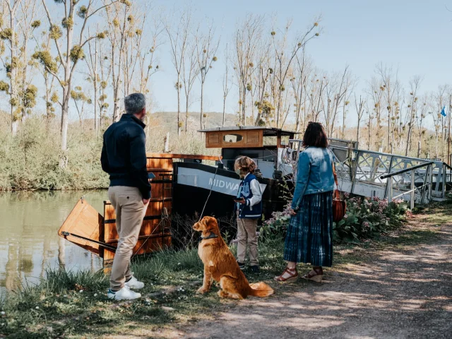 Musee Batelerie Poses Famille Chien