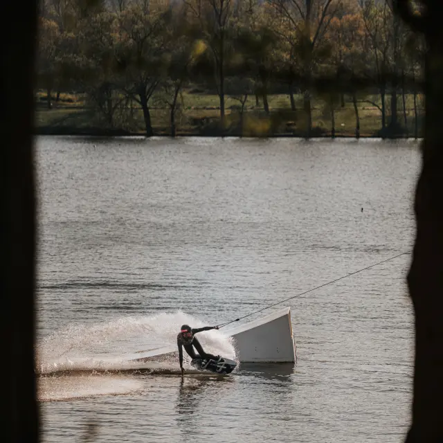 Téléski nautique sur le lac des Deux-Amants à Léry-Poses en Normandie
