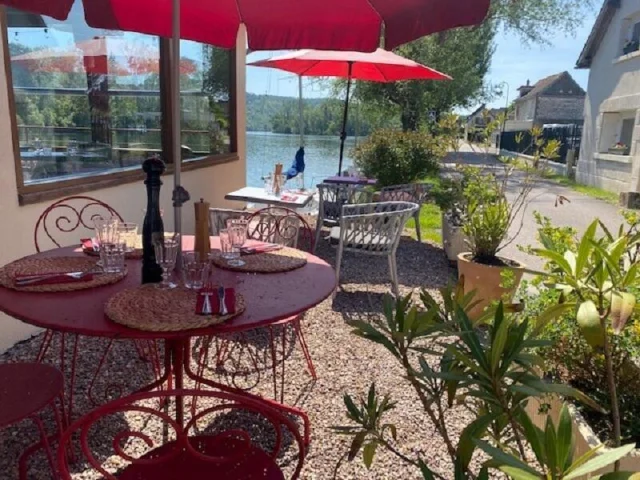 Terrasse De Lauberge Du Halage En Ete
