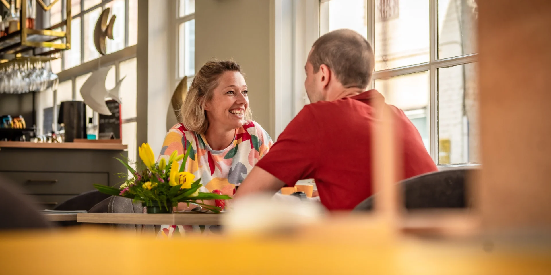 Couple at a restaurant in Yport