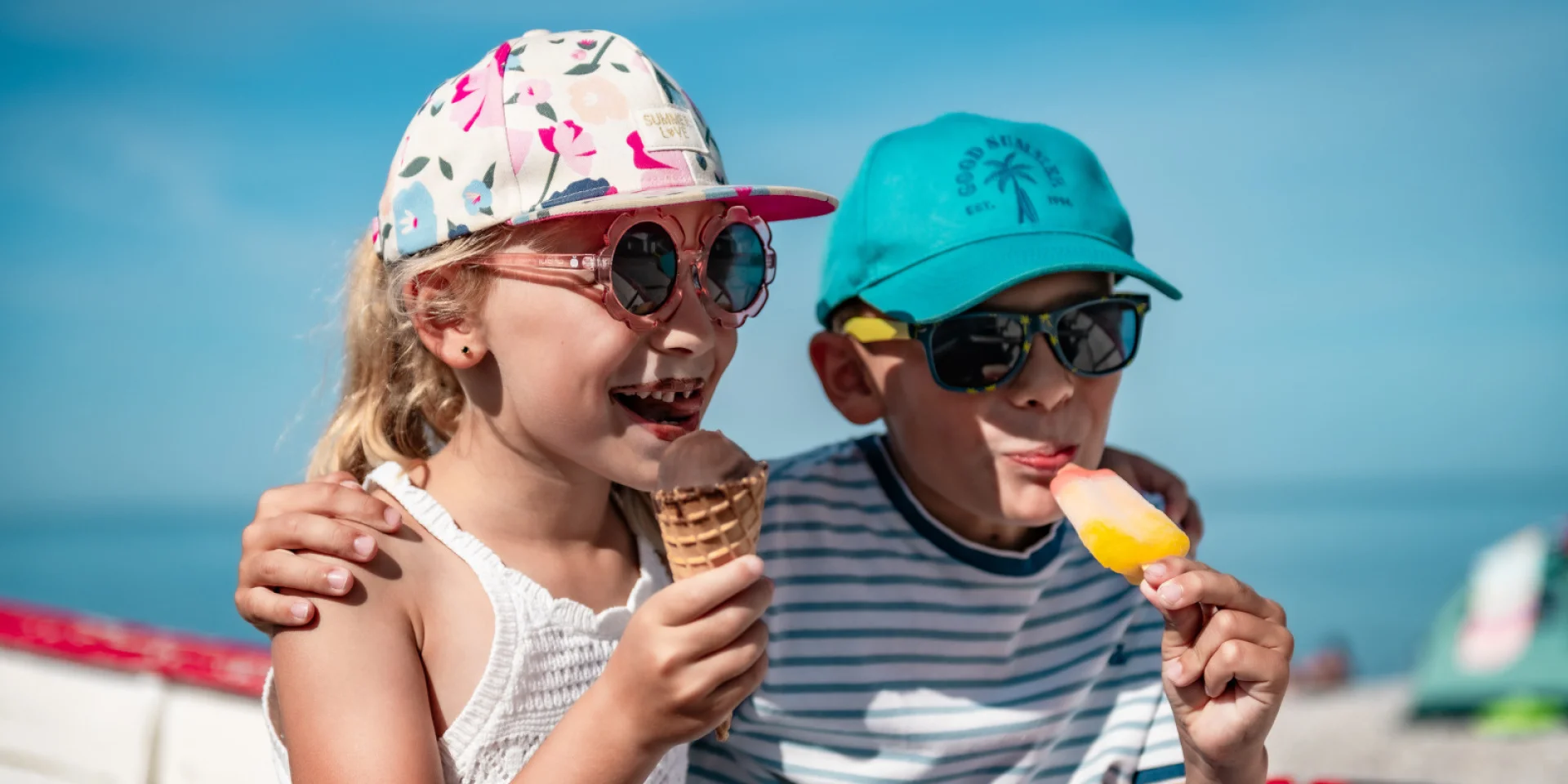 Enfants qui mangent une glace à Yport