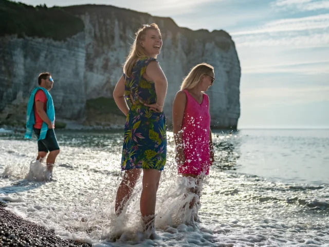 Groupe d'amis sur la plage de Vaucottes