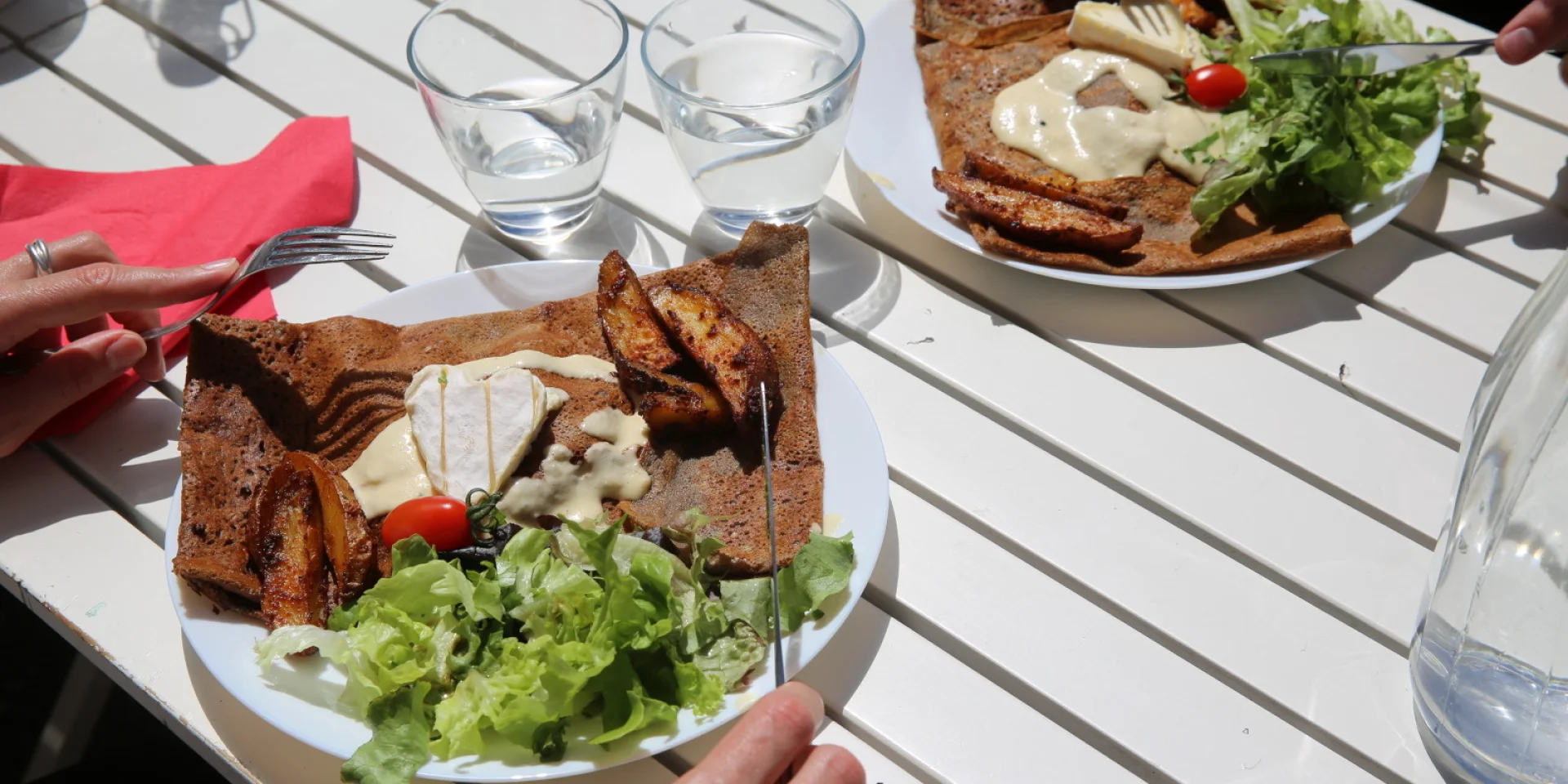 Repas local sur la véloroute du fromage