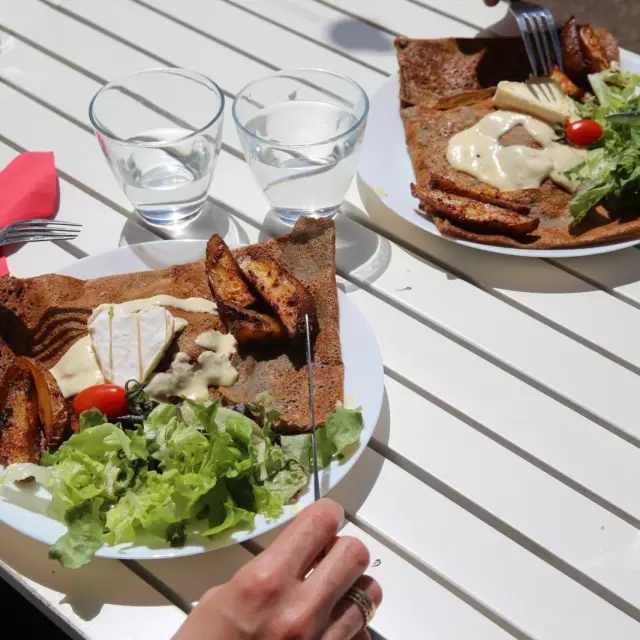 Repas local sur la véloroute du fromage
