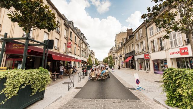 La rue du Commerce piétonne < Soissons