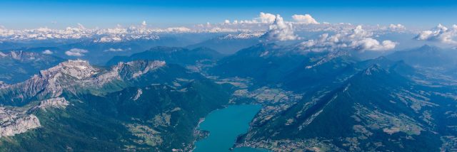 vue aérienne des Sources du lac d'Annecy © Peignée Verticale