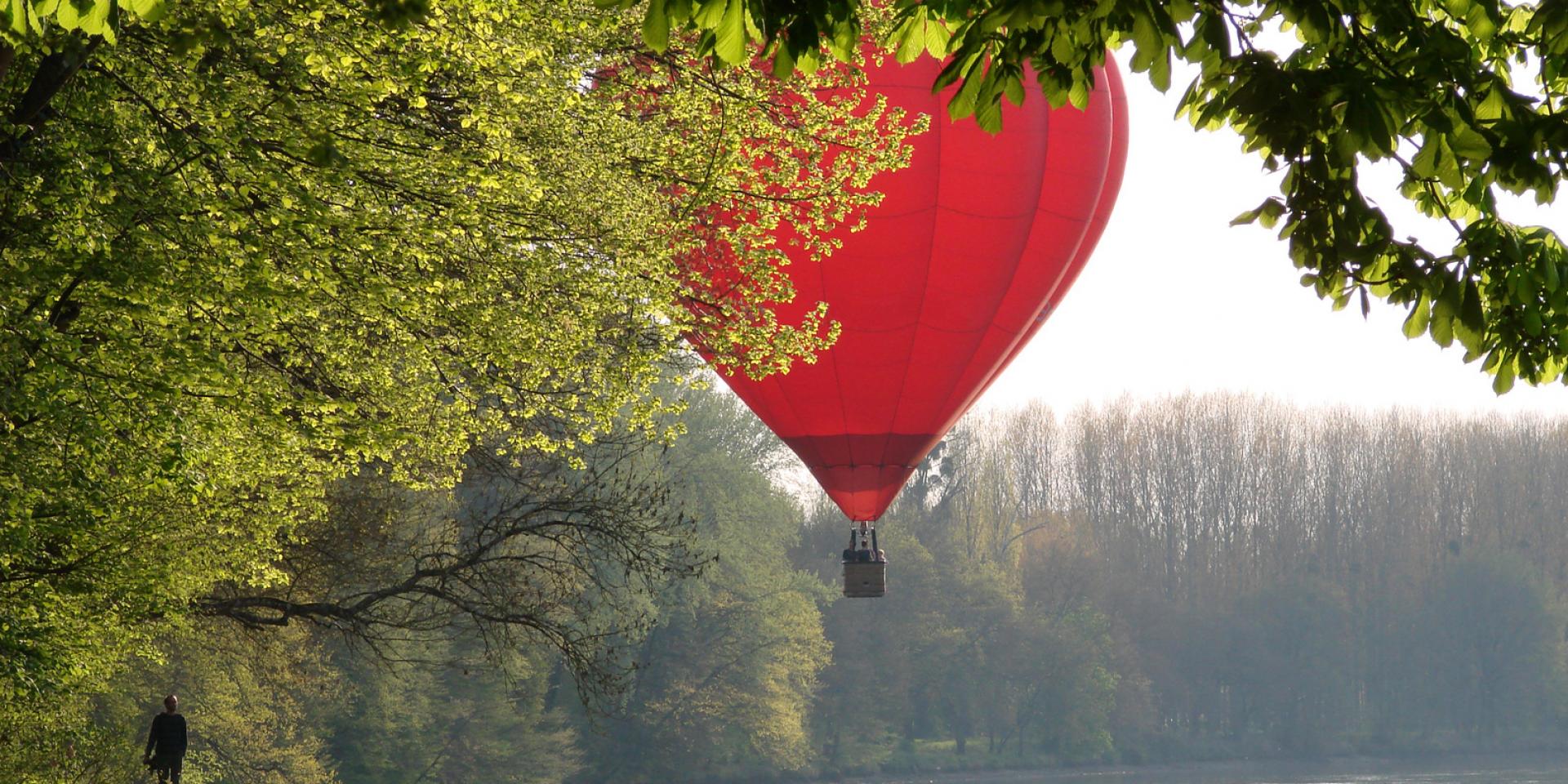 Montgolfière survolant le Cher