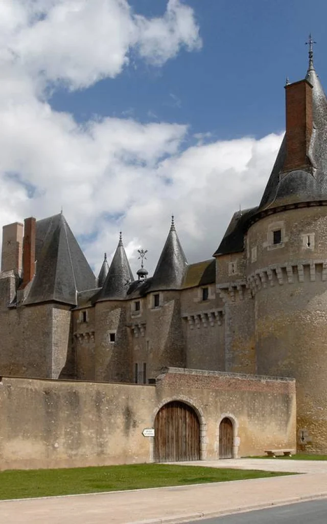 chateau-de-fougeres-non-libre-de-droit.jpg