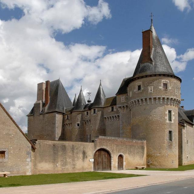chateau-de-fougeres-non-libre-de-droit.jpg