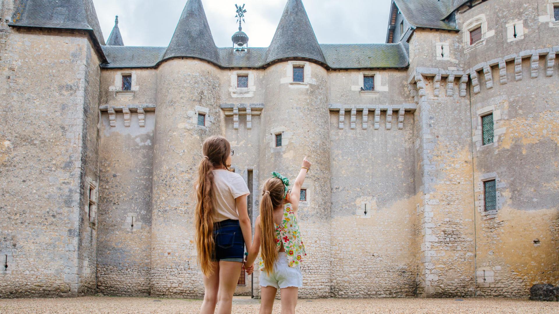 Chateau Fougeres Sud Val De Loire Agence Les Conteurs 72