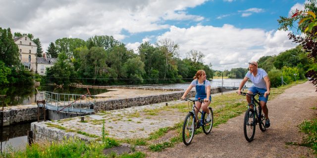 2 personnes en balade sur cœur de France à vélo