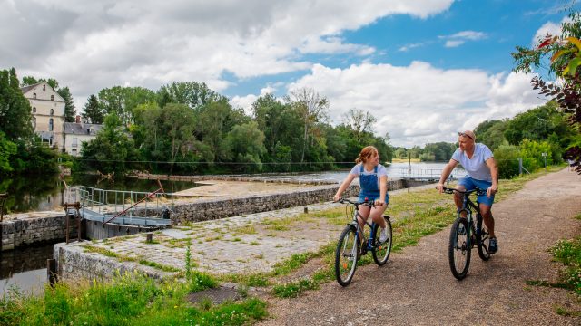 2 personnes en balade sur cœur de France à vélo