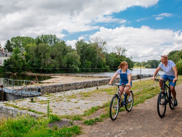 2 personnes en balade sur cœur de France à vélo