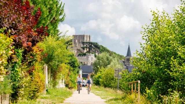 Une balade à vélo paisible à Montrichard, avec le donjon médiéval qui domine fièrement la ville en arrière-plan.