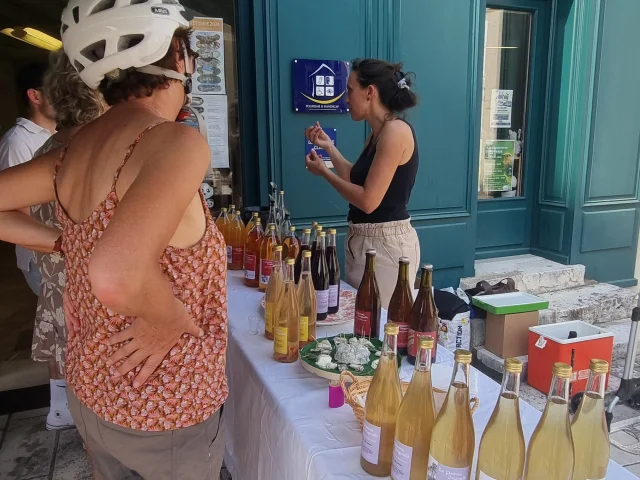 Micro-cidrerie et jus de fruits présent devant l'Office de Tourisme Sud Val de Loire lors des jeudis dégustation 2024