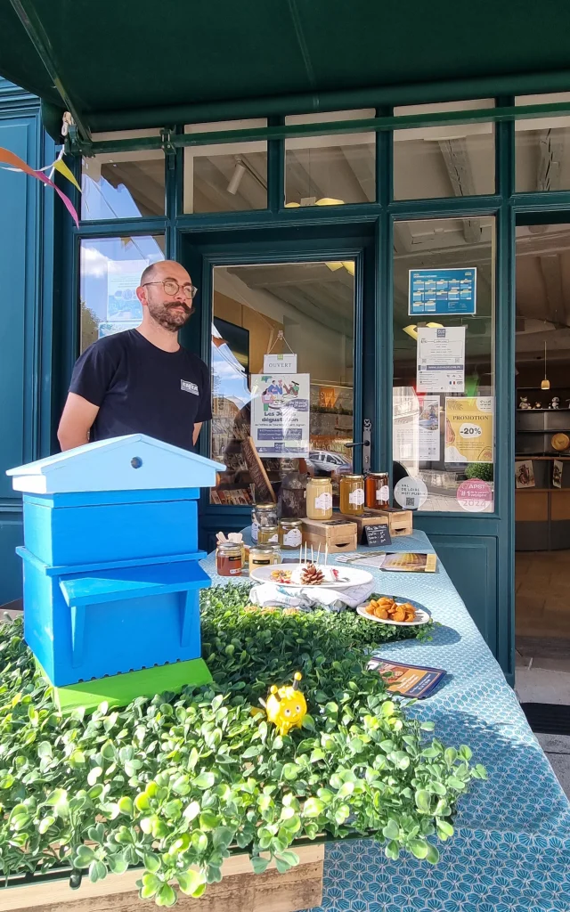 Producteur de miel présent devant l'Office de Tourisme Sud Val de Loire lors des jeudis dégustation 2024