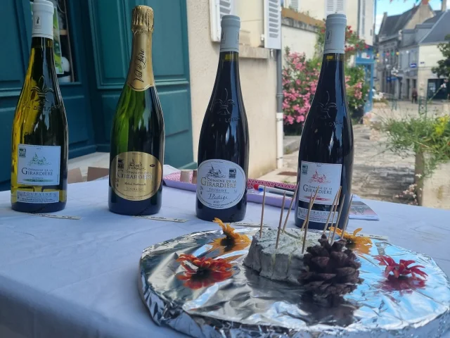 Produits locaux sur une table, devant l'Office de Tourisme Sud Val de Loire lors des jeudis dégustation 2024