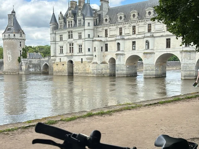 Au premier plan vélo, en arrière plan le Château de Chenonceau