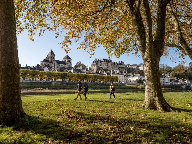 Randonneurs sur les bords de Cher à Saint-Aignan en Sud Val de Loire à la période automnale