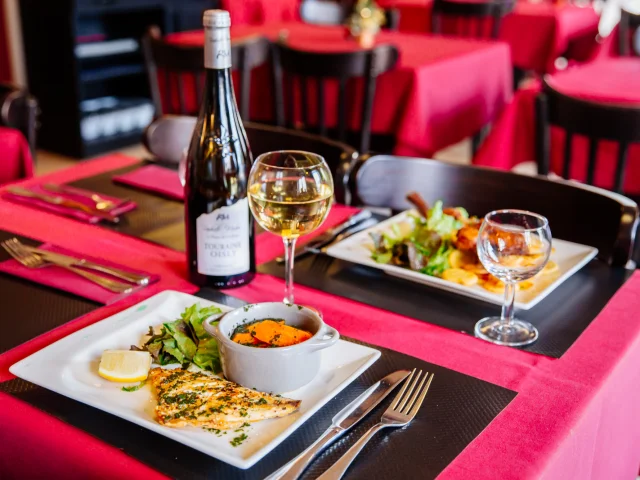 Plat dressé automne/hiver accompagné d'une bouteille de vin du restaurant Le Bouchon de Sassay à Sassay en Sud Val de Loire