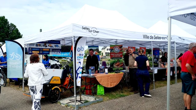 Ambiance festive et stands installés le long du Canal de Berry à Selles-sur-Cher pendant l’événement Cœur de France en fête 2025.