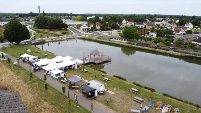 Stand animé au bord du Canal de Berry pendant Cœur de France en fête à Selles-sur-Cher, édition 2025.