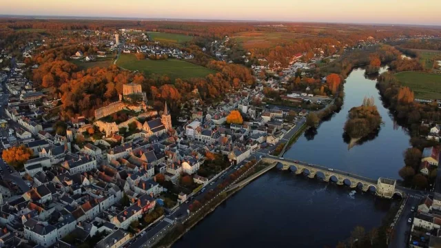 Prise de vue du ciel, de la Ville de Montrichard, au petit matin effectuée par un drône. Photographie prise par l'Association Télépilote Val de Cher.