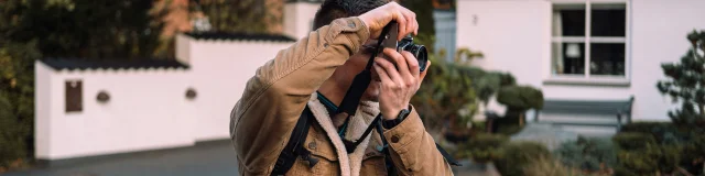 Homme à l'extérieur prenant une photo avec son appareil photo