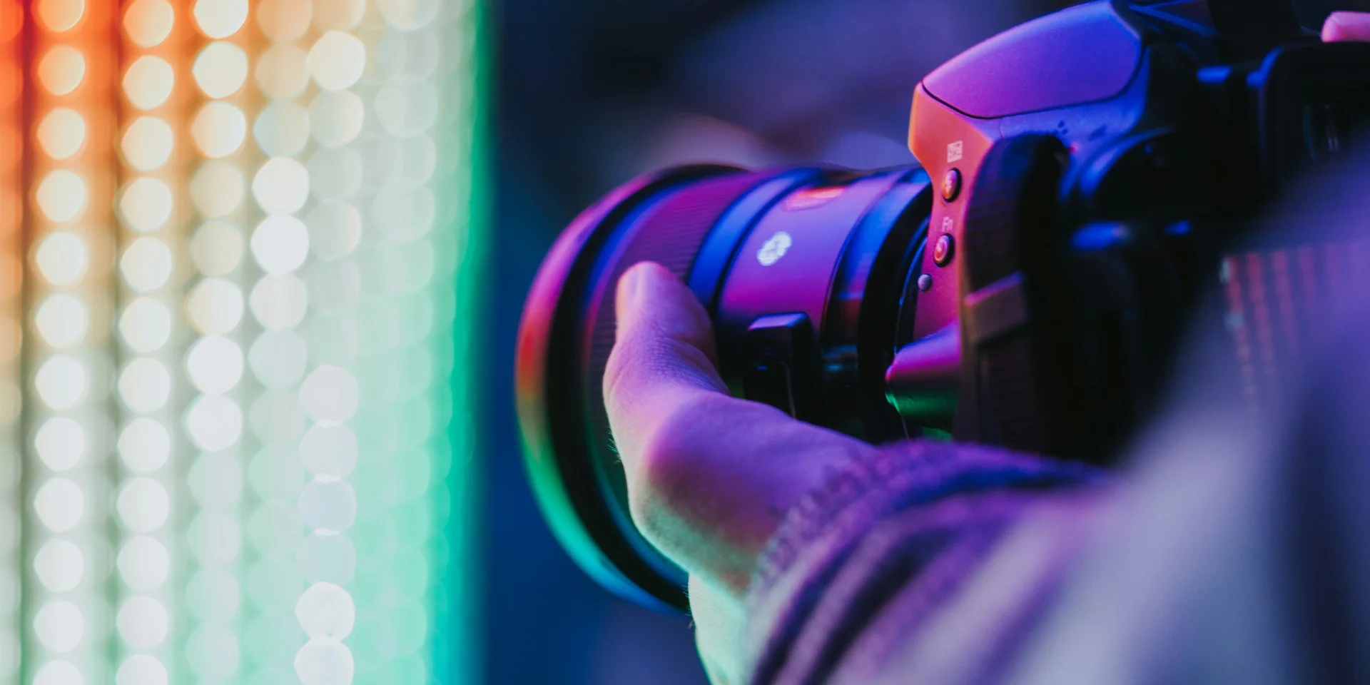 Un appareil photo tenu dans une main devant une lumière