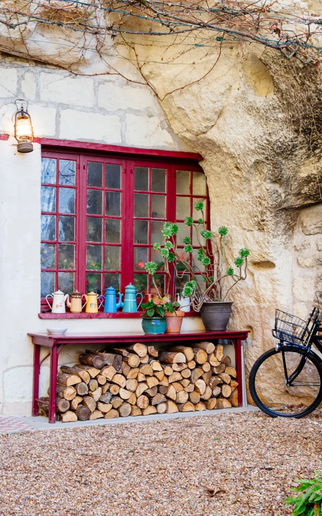 Photographie de jour, de l(entrée d'une maison troglodytique à Bourré. Maison creusée dans la pierre de tuffeau.