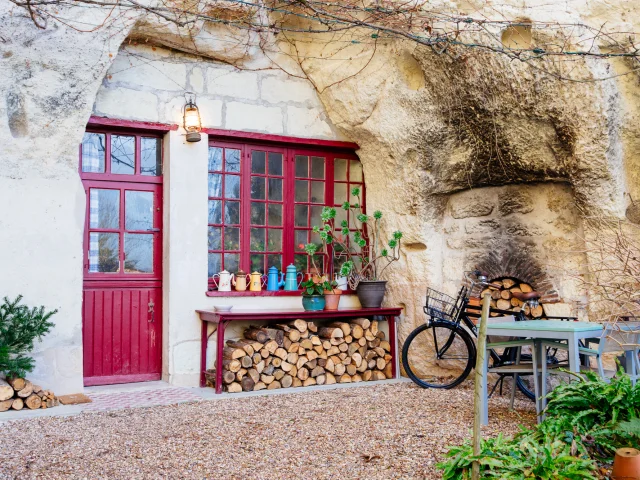 Photographie de jour, de l(entrée d'une maison troglodytique à Bourré. Maison creusée dans la pierre de tuffeau.