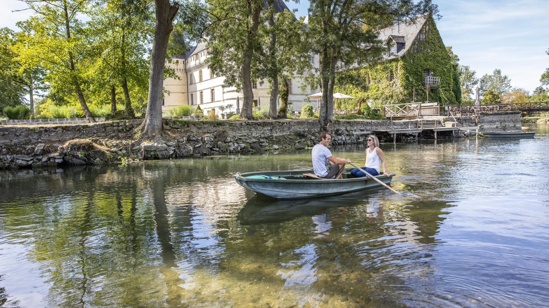 Couple profitant du jardin du château de l'Islette sur une barque