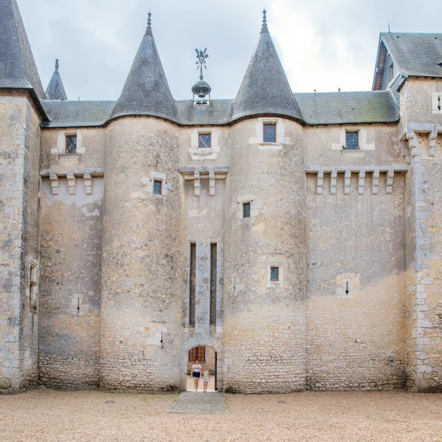 Chateau Fougeres Sud Val De Loire Agence Les Conteurs 58