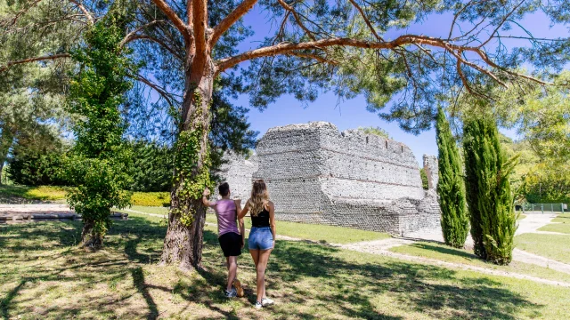 Deux jeunes se tenant devant le site gallo romain des Mazelles