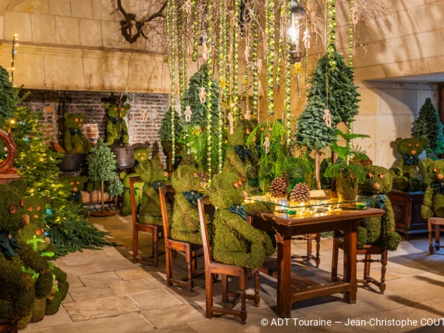 Salle du Château de Chenonceau décorée de nombreux ours végétaux et de guirlandes de Noël.