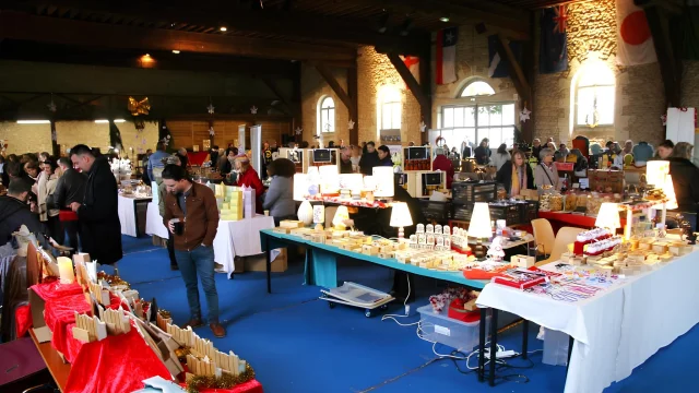 Stands d’artisans et de producteurs installés dans la grande salle de l’Abbaye de Pontlevoy lors du Marché de Noël.